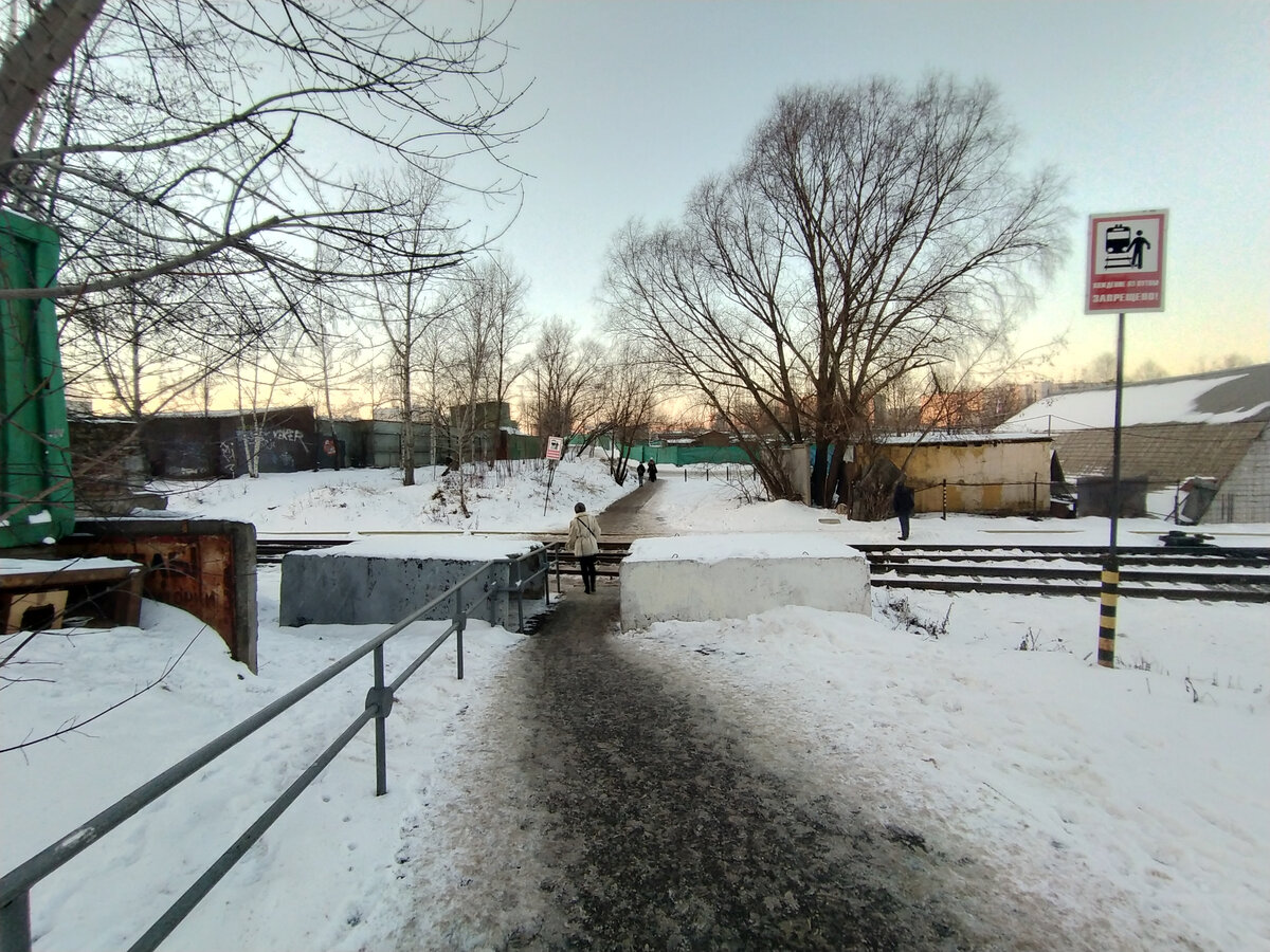 Спереди — Отрадное, а за путями — Бибирево