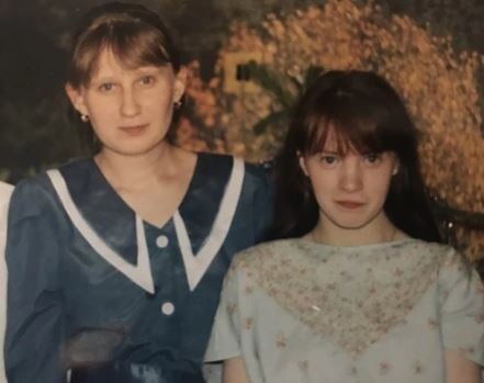 Юля Семёнова (справа). Фото из открытых источников