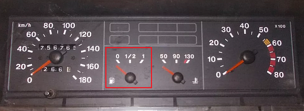 Указатель уровня топлива в комбинации приборов автомобиля ВАЗ 21093 (высокая панель)