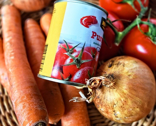 Для солянки морковь и лук обжариваются с томатной пастой