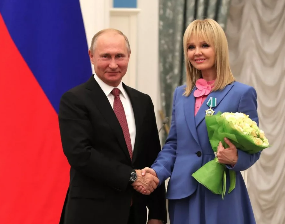 Награда валерии. Путин певица Валерия Пригожин. Путин вручение наград. Путин награждает. Путин награждает женщину.