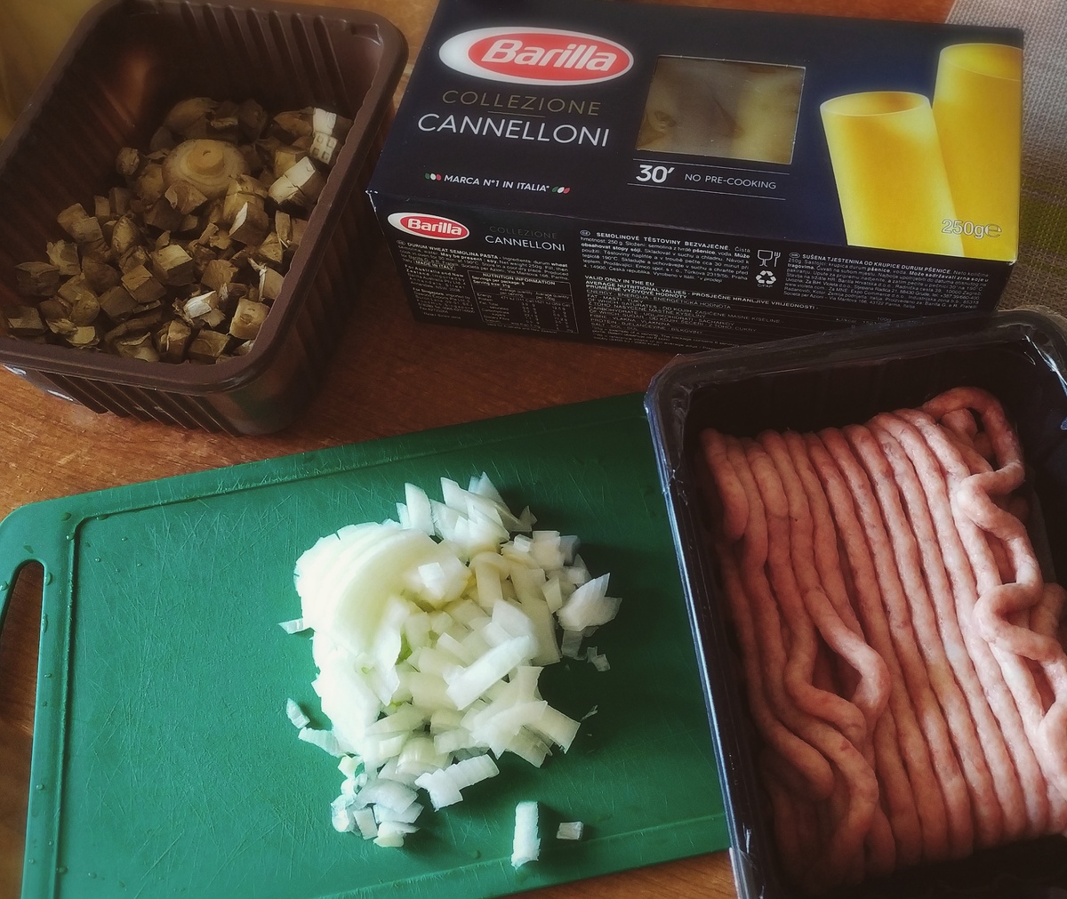 Фарш свинина говядина, вы можете готовить из любого. Очень вкусно будет сочетаться с курицей