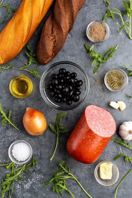 Сервелат или любая другая вкусная колбаса