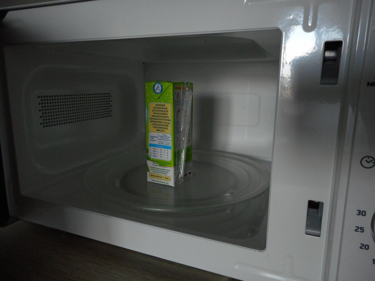 я ставлю без трубочки и протыкаю отверстие, это я просто так сфотографировала