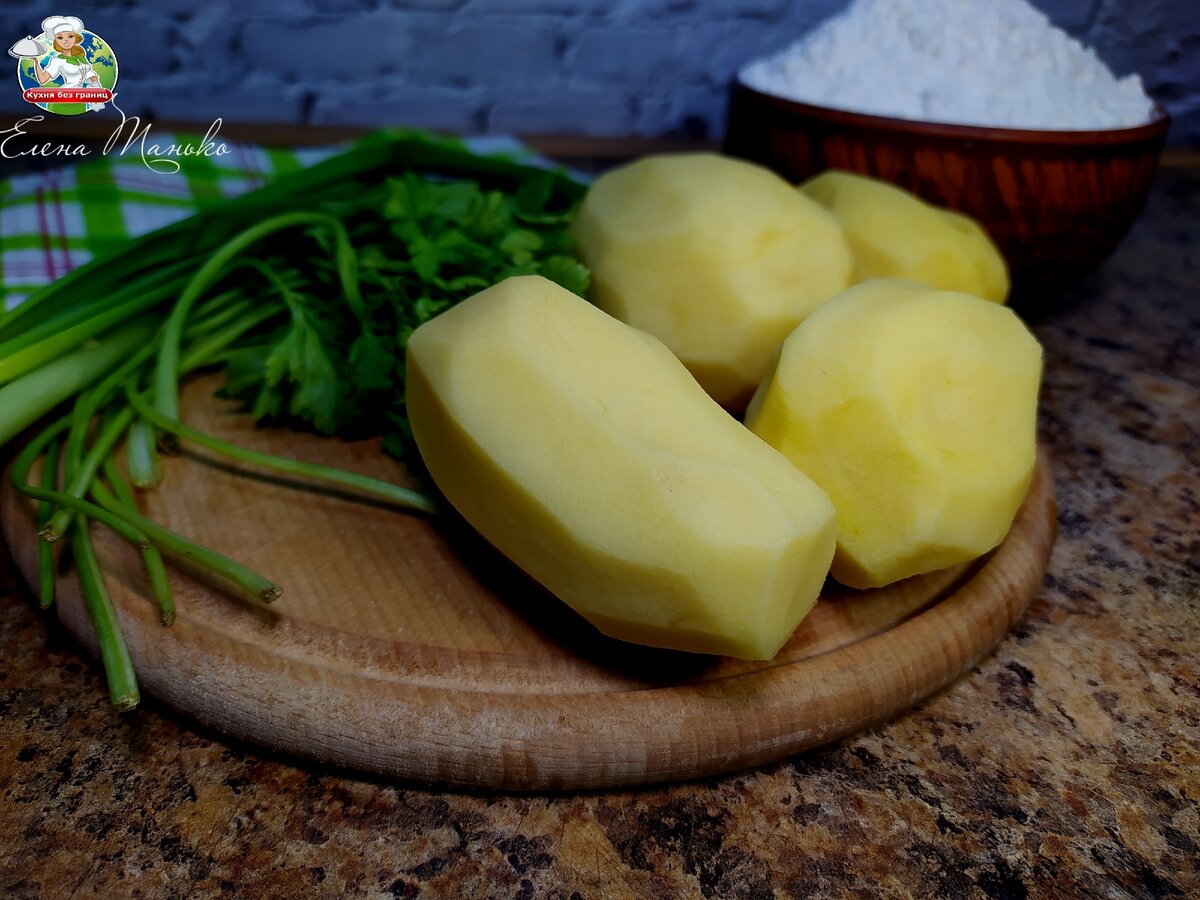 Готовить буду острые и пикантные картофельные пальчики на корейский лад.  Для рецепта нужны: картофель, мука, растительное масло, зелень и специи.