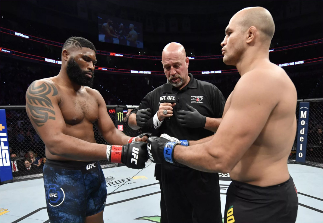 Блейдс порадовал отличным тайским клинчем
Источник: https://allboxing.ru/sites/default/files/kertis_bleyds_dzhunior_dos_santos.jpg