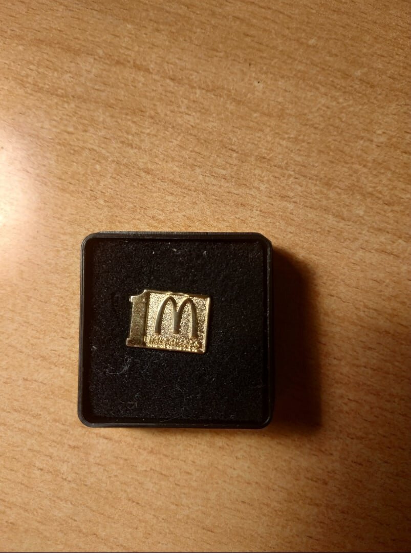 мне выдали значёк за год работы в Макдональдсе