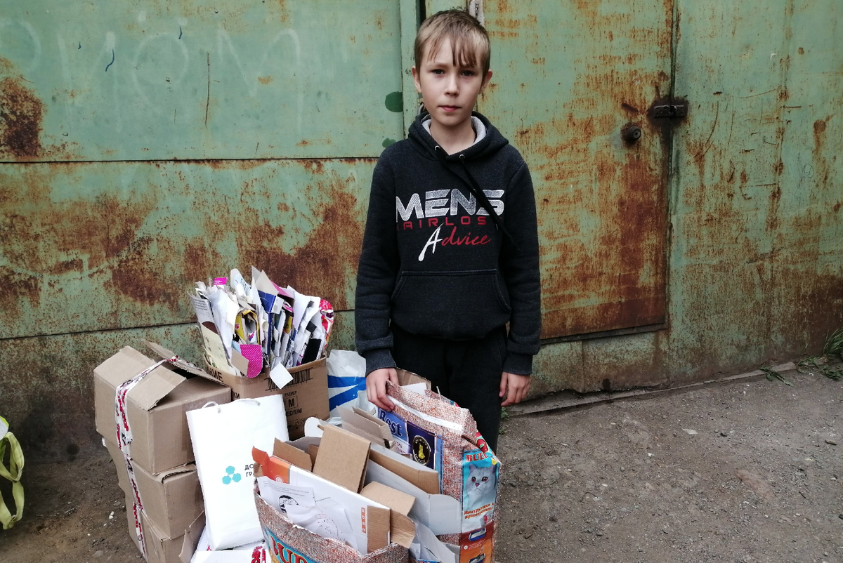 На что можно копить деньги подростку. Мальчик из детского дома. Мальчик в детском доме. Жизнь в детском доме. Школьник с деньгами.