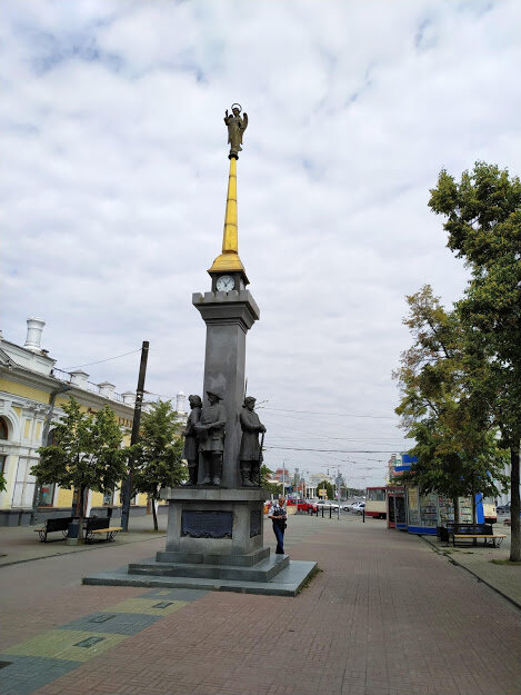 Памятник основателям города. Улица Кирова. Именно на этом месте закладывалась стена крепости