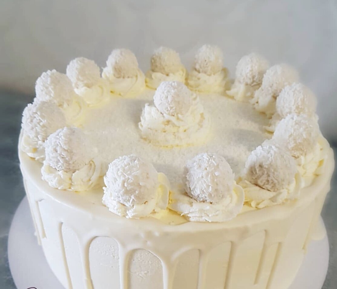 Всем любителям конфет «Рафаэлло» и выпечки с кокосовым вкусом обязательно стоит попробовать этот нежнейший десерт. Торт «Рафаэлло» состоит из пышного бисквита, обильного количества сладкого белоснежного крема, миндальной прослойки и кокосовой стружки.
В качестве украшения применяются популярные конфеты «Рафаэлло». Кстати, их можно не покупать, а сделать самостоятельно, по этому рецепту. Будет очень вкусно и интересно! Итак, готовим потрясающий торт рафаэлло — пошаговый рецепт с фото упростит нашу задачу.