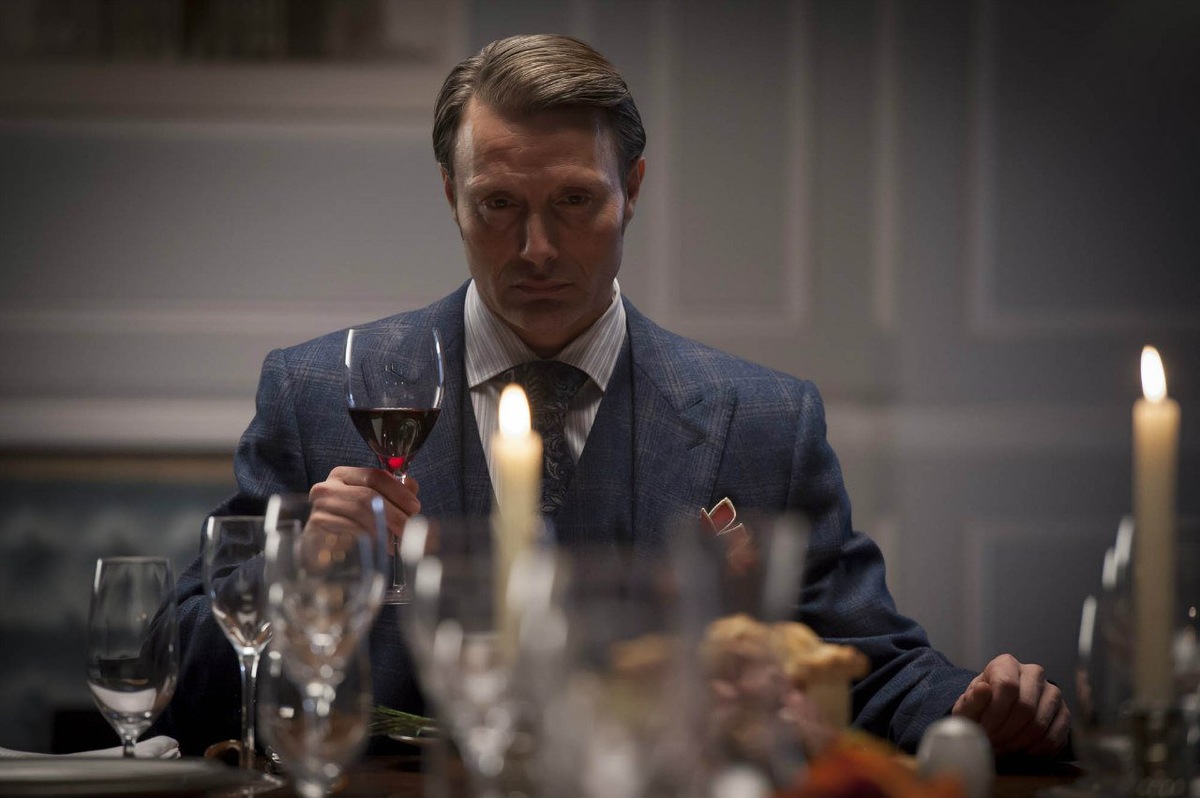 Ганнибал в своём "человеческом костюме" всё равно наводит жути