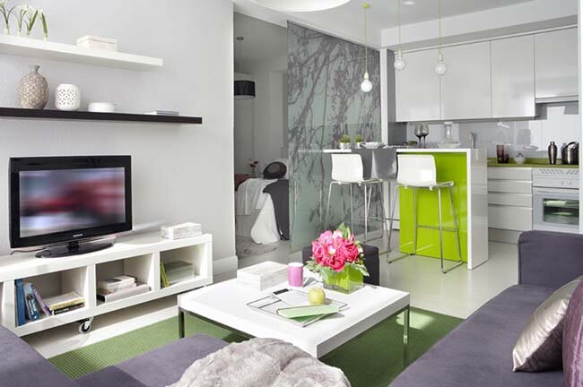 Хотя, и в маленькой квартире их не будет: смотрите, как круто выглядит стойка на границе кухни и гостиной в студии! Фото: http://malenkaya-kuhnya.com/