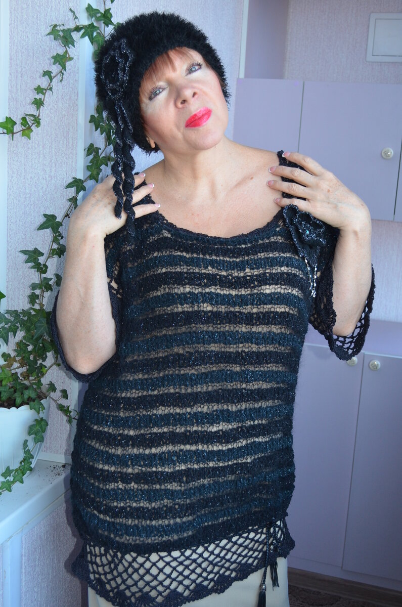 Шапочка из короткой "травки", украшенная чёрно-серебристым цветком и вязаными спиральками.
Туника есть в наличии.



