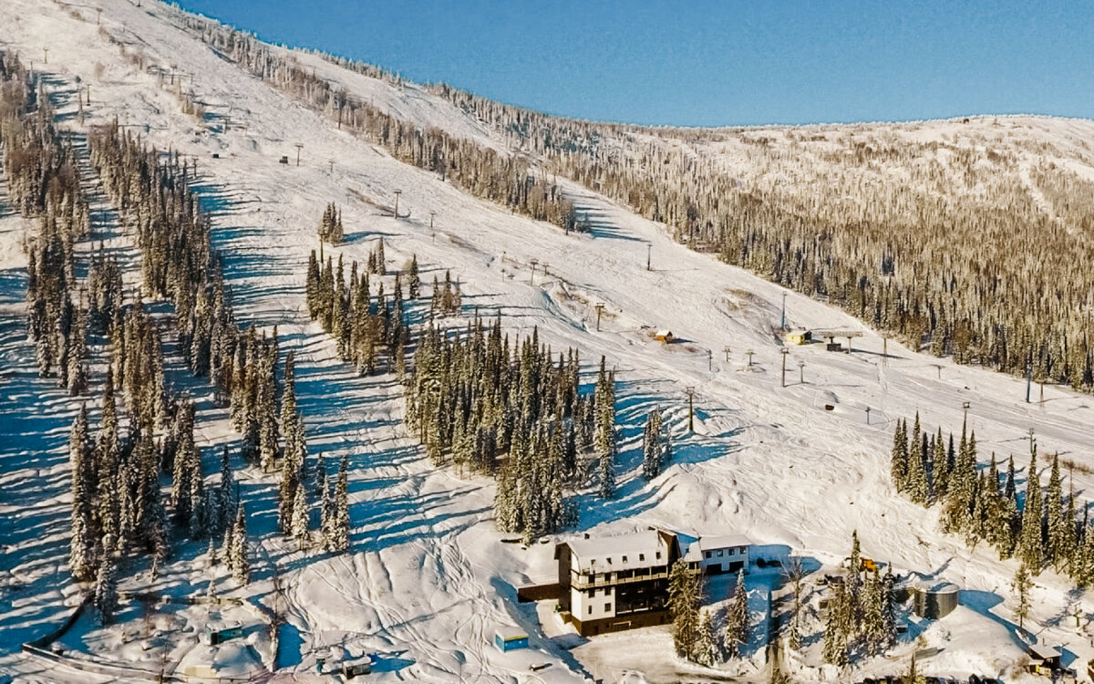 На секторе А множество подъемников. Наверх горы ведут 3 или 4 открытых кресельных подъемников и сколько-то бугельных (уже тяжело понять сколько всего подъемников, я со счета сбилась). На них очень некомфортно подниматься, когда на улице холодно или когда наверху горы поднимается ветер. Есть еще подъемники до середины горы на учебную трассу. Если вы только учитесь, то я крайне не рекомендую подниматься на самых верх горы, т.к. там очень крутой склон