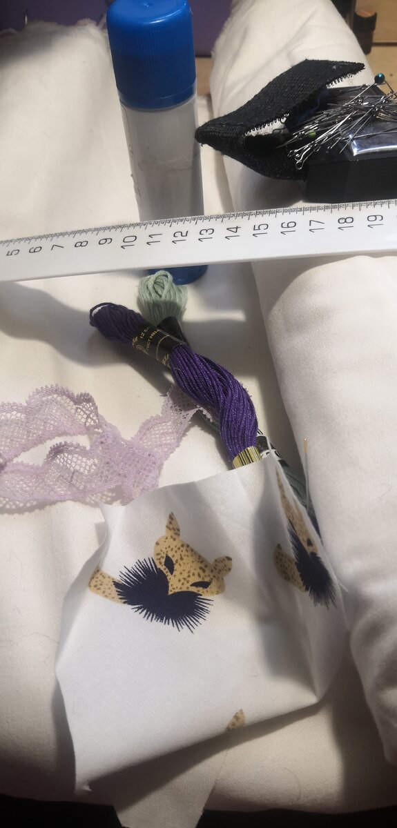 Для работы понадобится.      1) основная ткань, лучше плотная хлопковая, не тянущаяся.  20*20. 2) ткань с рисунком, который будем вышивать не менее того размера, какое у вас есть пяльце. Лучше одно или двуцветный, что бы легче было. И не сложный по структуре. 3) нитки мулине, подходящие по палитре к рисунку для вышивки. 4) тесьма, 81 см. 5) пяльце, лучше небольшое, под рисунок и деревянное, оно легче в работе. 6) ножницы, иголки, клей или клеевая паутинка, линейка. 