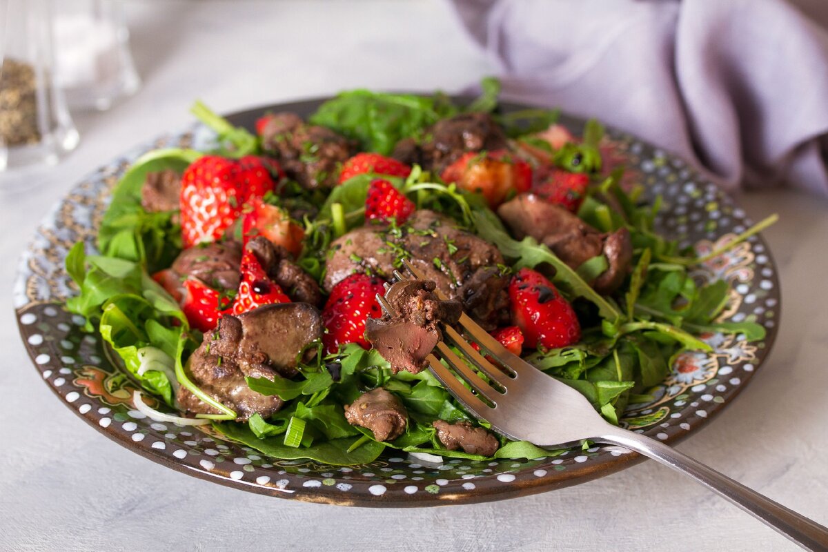 Салат с куриной печенью и свеклой