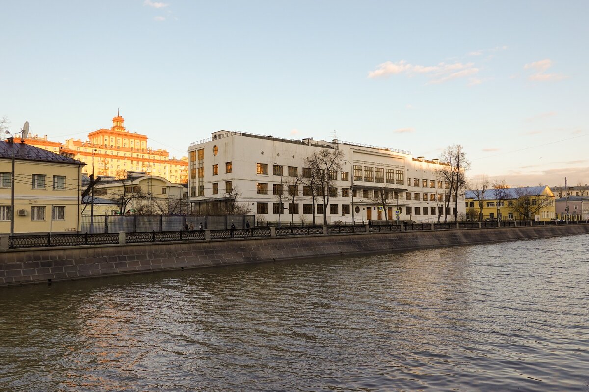 Показываю довоенную Москву (1920-1930-е), и как выглядят эти места в наши  дни. Овчинниковская и Садовническая набережные | Самый главный  путешественник | Дзен