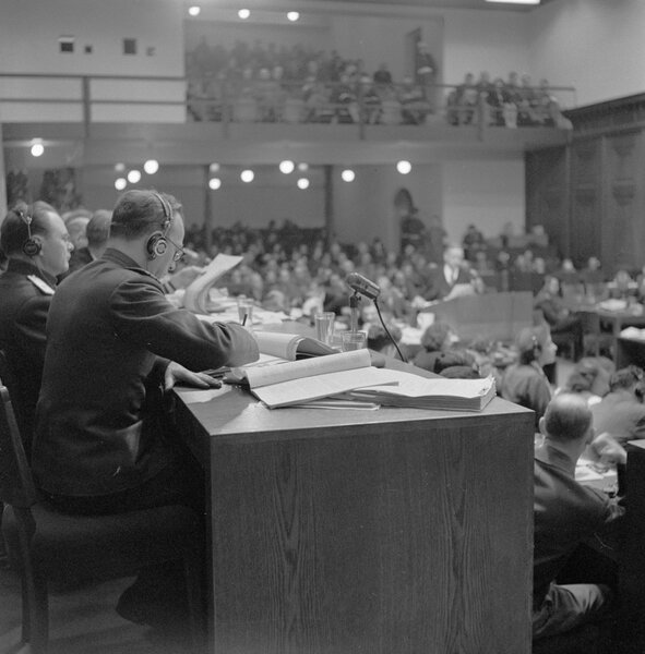 Судьи Нюрнбергского трибунала подполковник юстиции Александр Волчков (на переднем плане) и генерал-майор юстиции Иона Никитченко в зале суда