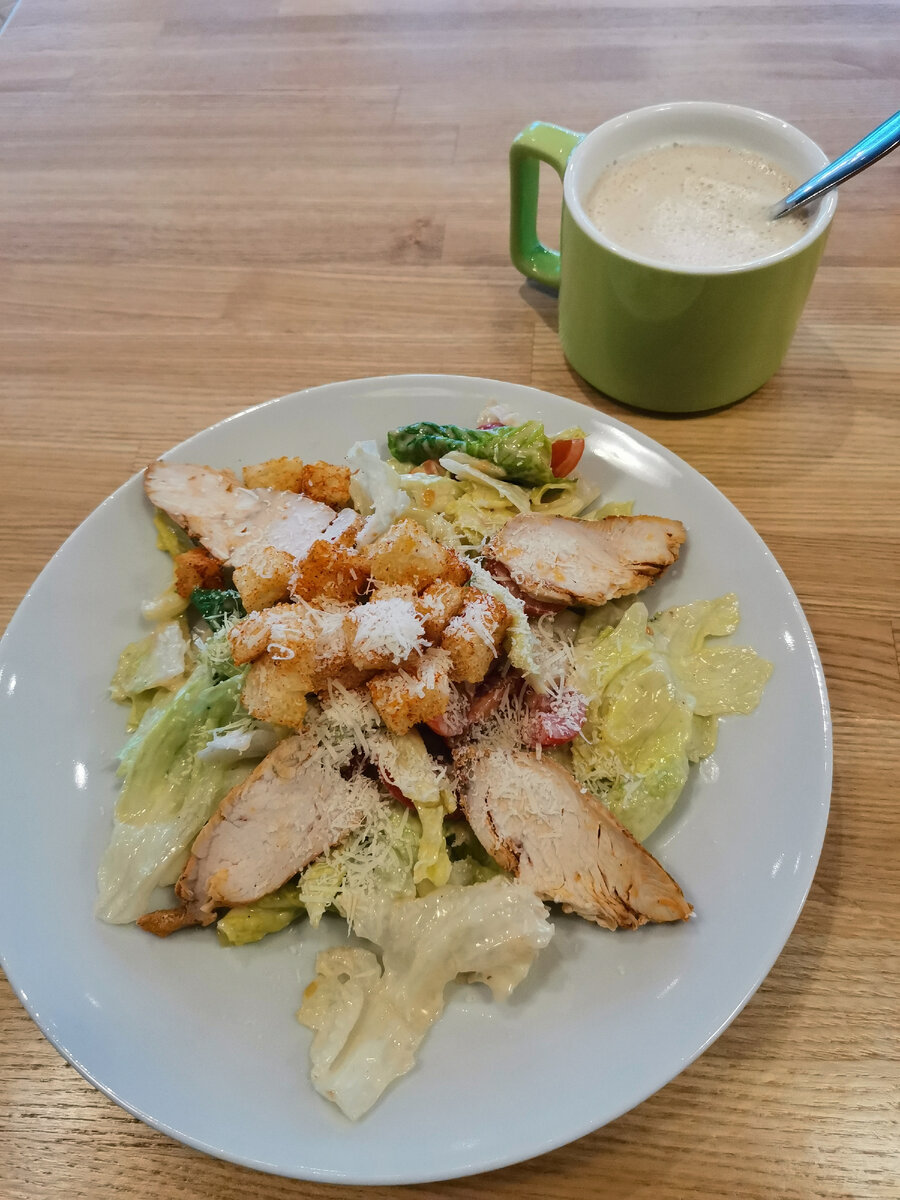 Недавно у меня в "Шоколаднице" был такой обед - латте и цезарь