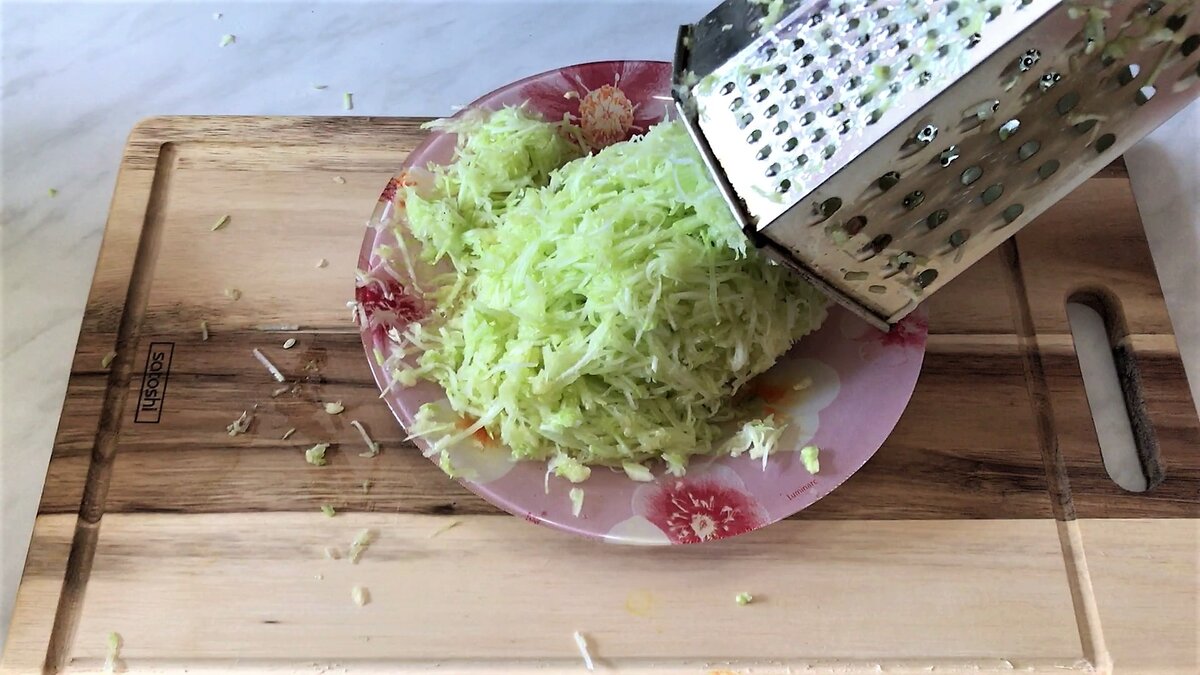 Драники станут еще вкуснее, если добавить в них кабачок!