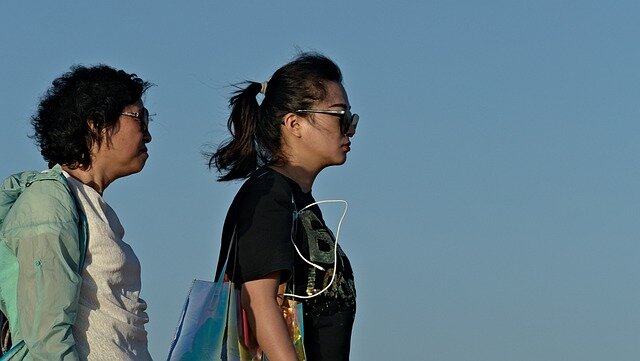 За взрослой дочерью словно постоянно стоит недовольная мать, которая напоминает ей о том, какая та на самом деле никчемная, неумелая и неудачливая.