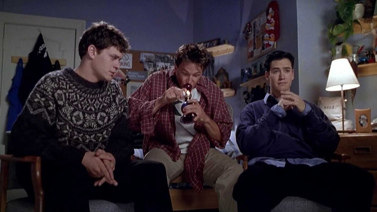 Кадр из фильма "Мертвец в колледже", 1998 г.