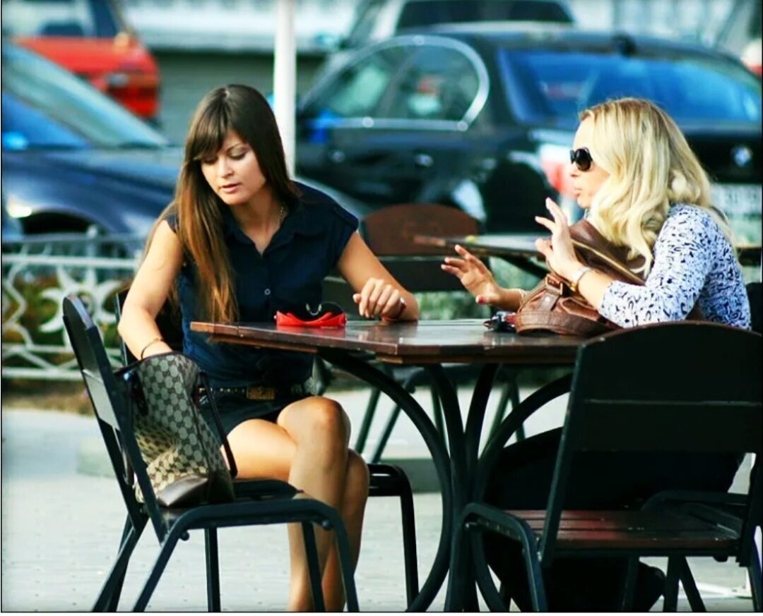 Подруги сидели и пили. Подружки за столиком в кафе. Подруги в кафе. Женщина в кафе. Подруги сидят в кафе.