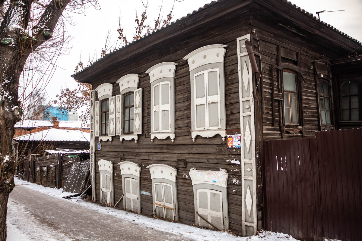 Дом ир. Дзержинского Иркутск старинные дома. Бани старинные в Иркутске. Корейский квартал Иркутск. Старинные дома Иркутска фото с названиями и описанием.