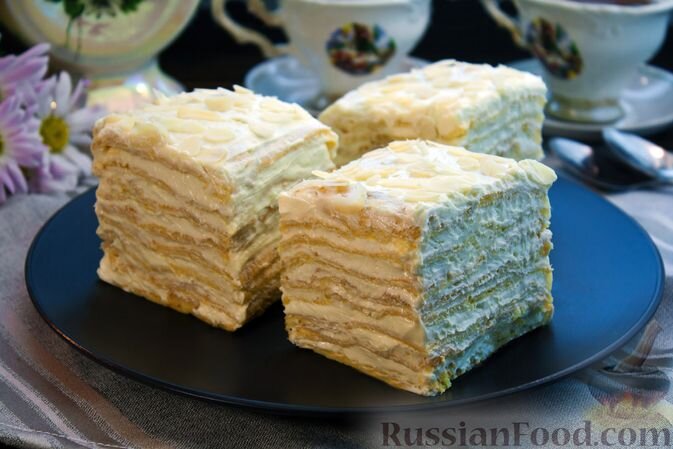яйца, масло сливочное, вода, масло растительное, мука, соль, сметана, сахар, ванилин, миндальные хлопья