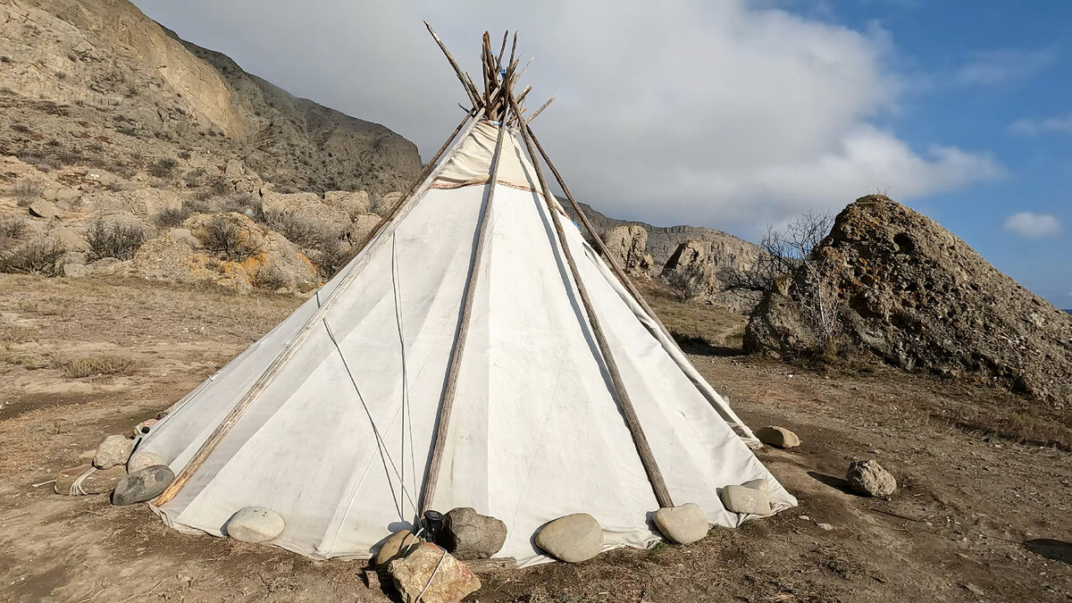 Особенности конструкции - для защиты от штормов чум обложен камнями. На севере его обкапывают