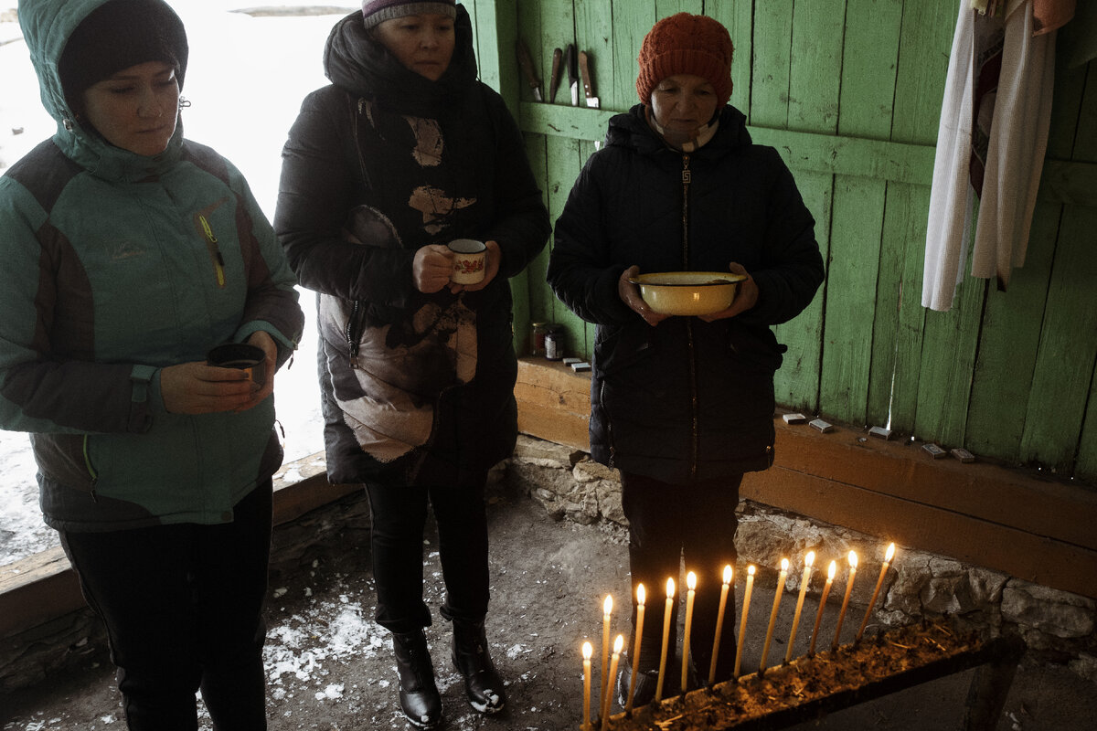 Моление со свечами. Верующие выстраиваются по правую руку от жрицы.