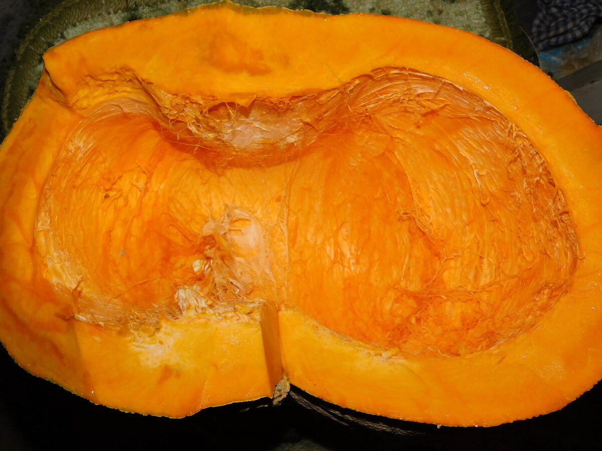 Это тыква. Семечки на печке сохнут, куда девалась половина, об этом рассказываю.