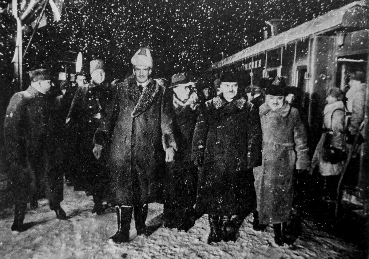 Народный комиссар иностранных дел CCCP Вячеслав Михайлович Молотов (1890—1986, второй справа) встречает прибывшего в Москву министра иностранных дел Великобритании Энтони Идена (Robert Anthony Eden, 1897-1977; слева от Молотова). 
Справа от Молотова — посол СССР в Великобритании Иван Михайлович Майский (1884—1975). 7 декабря 1941 года