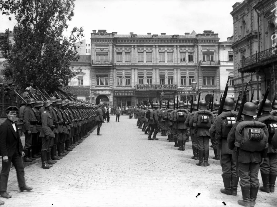 Германские солдаты в Киеве, 1918 г. Фото из фондов РГАКФД