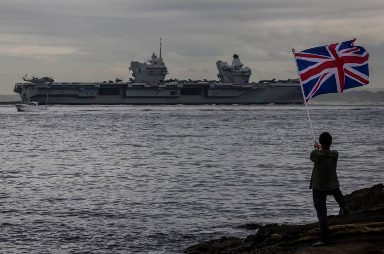 Авианосец Королевского флота HMS Queen Elizabeth выходит из Токийского залива 08 сентября 2021 года в Йокосуке, Япония. Фото Юити Ямадзаки