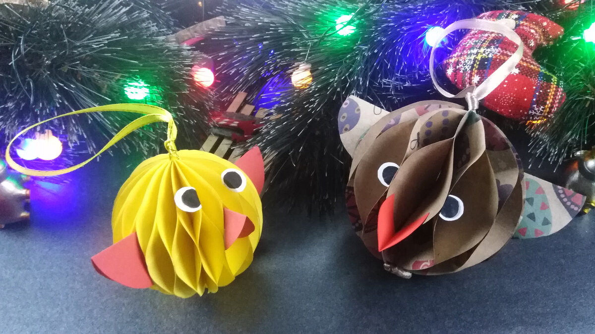 © работа и фото автора канала Art Dog | Творческая Собака — птички из офсетной цветной (слева) и упаковочной бумаги