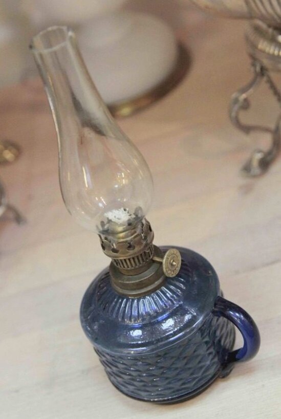 Источник фото: https://oldkomod.ru/product/starinnaya-vasilkovaya-lampa-s-kolboj-evropa-nachalo-20-veka/