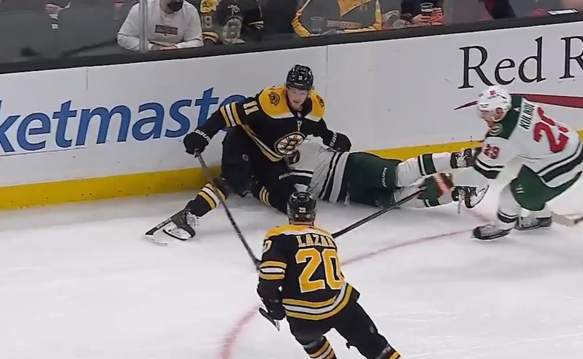 Кирилл Капризов не смог доиграть матч против "Бостона" после толчка на борт. Фото: НХЛ