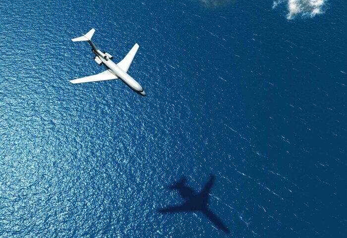 Тихий океан занимает огромную территорию на нашей планете. Для этой части характерны определенные особенности. Масштабы его слишком внушительны, поэтому рисковать безопасностью и совершать перелет вряд ли кто-то решится. Если посмотреть на карту, то можно сделать вывод, что путь, например, от Сингапура до Лос-Анджелеса гораздо короче через океан, чем в обход его. Тогда почему полеты над океаном больше исключение, чем закономерность?