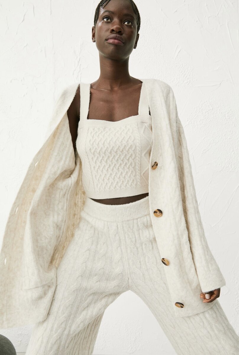 Вязаный короткий топ арт. 1023588001; Брюки вязки косицами арт. 1012152002; Вязаный кардиган арт. 1012350001; Вязаный косами джемпер арт. 1012151002