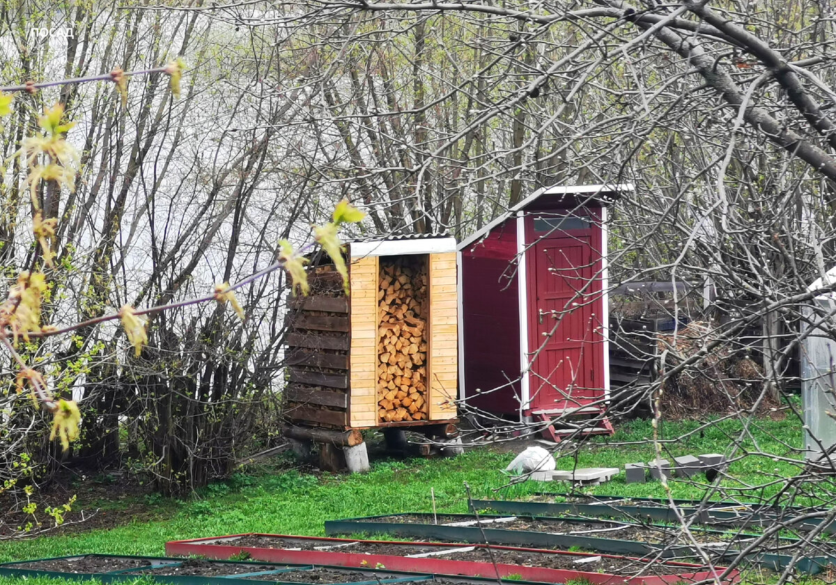 Оказывается, мы всё делали неправильно: деревенский старичок научил мужа  быстро собирать поленницу без подпорок. 5 его правил | Посад | Дзен