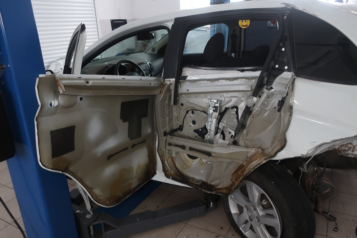 разорвал дверь Лады Иксрей