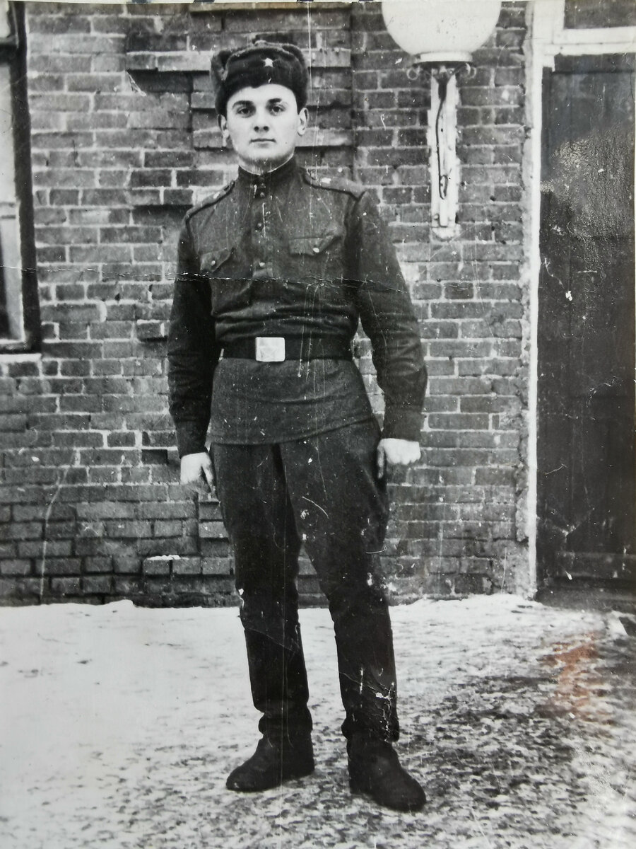 Отец во время службы в рядах Советской армии