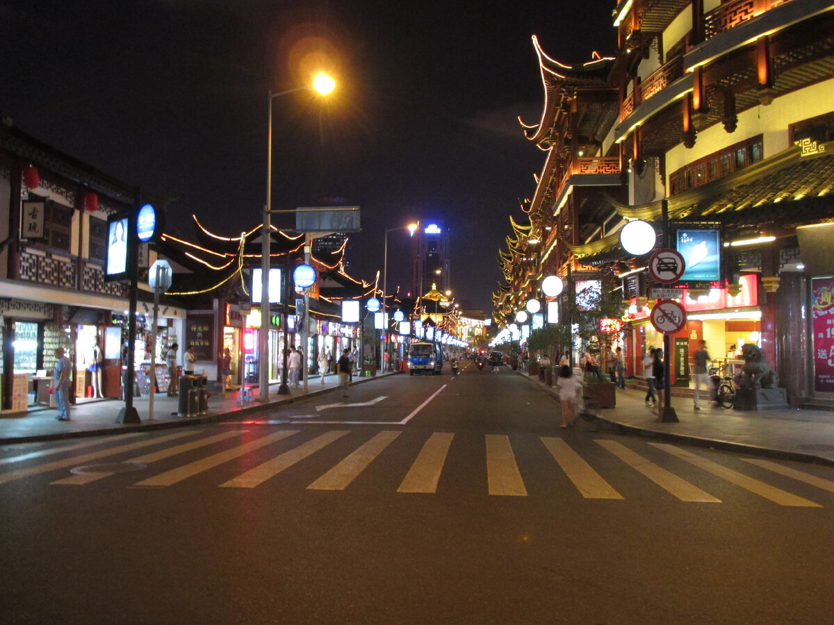 Пешеходный переход на китайской улице - зона риска