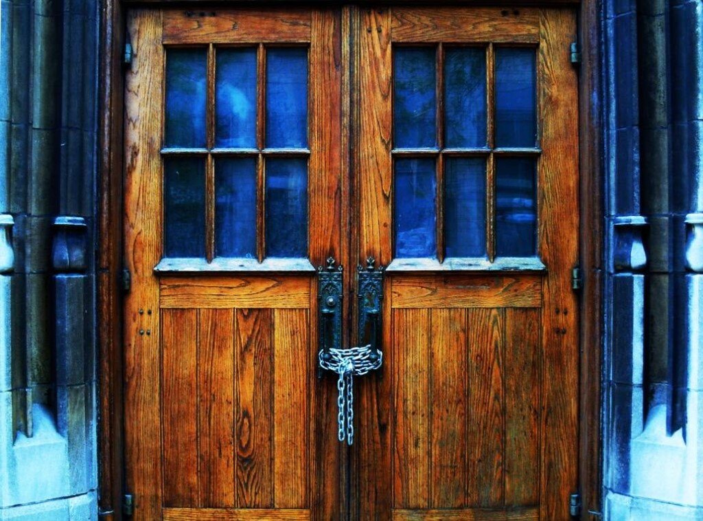 Past doors. Закрытая дверь. Запертая дверь. Дверь открывается. Двери закрываются.