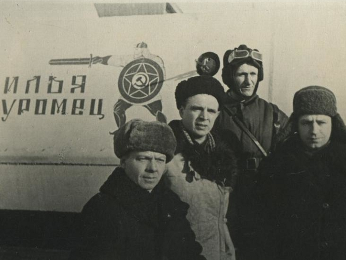 Рабочие провожают на фронт бронепоезд "Илья Муромец"