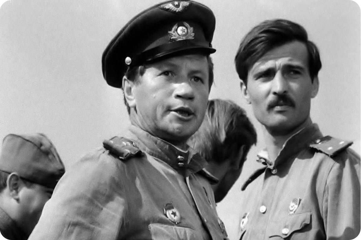 Быков когда-то на самом деле хотел стать летчиком. Но в училище его не взяли – оказался мал ростом. Поэтому кино о военных асах стало для него данью уважения юношеской мечте.-3