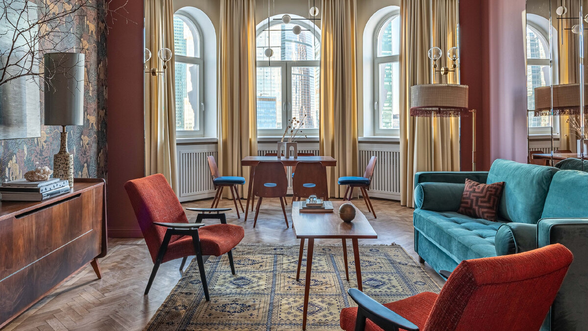 Гостиная. Диван SK Design; столик, кресло, комод, стол, стулья, торшер и ковер – винтаж 50-х — 60-х годов из коллекции хозяев квартиры; краска Benjamin Moore; обои Arte.Фото: Кирилл Бондарев