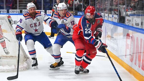    Игрок ХК СКА Леонид Комаров, игрок ХК СКА Никита Камалов, игрок ПХК ЦСКА Александр Попов (слева направо)© РИА Новости / Сергей Гунеев