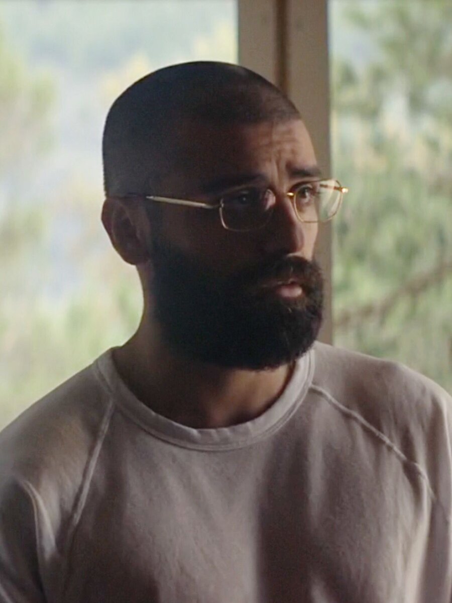 Натан Бейтман в фильме Алекса Гарланда "Из машины" (2014)